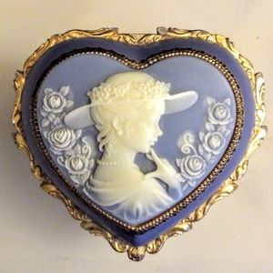 Gorgeous Victoria Splendid Heart Jewel Music Box